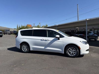 2022 Chrysler Voyager LX